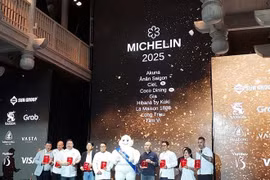 Đại diện 9 nhà hàng đạt một Sao Michelin lên nhận giải