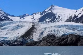 Một tảng băng trôi qua sông băng Portage gần Girdwood, Alaska
