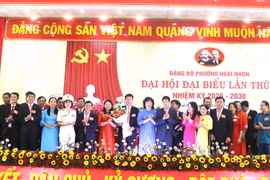 Ban Chấp hành Đảng bộ phường Hoài Nhơn nhiệm kỳ 2025 - 2030 ra mắt Đại hội. Ảnh: M.H