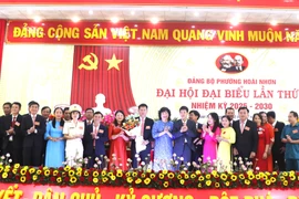Ban Chấp hành Đảng bộ phường Hoài Nhơn nhiệm kỳ 2025 - 2030 ra mắt Đại hội. Ảnh: M.H