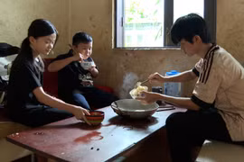 Ba anh em Nguyễn Ngọc Nghĩa, Nguyễn Ngọc Gia Linh và Nguyễn Trọng Nhân đang học cách lớn lên giữa thiếu thốn.