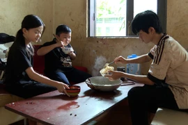 Ba anh em Nguyễn Ngọc Nghĩa, Nguyễn Ngọc Gia Linh và Nguyễn Trọng Nhân đang học cách lớn lên giữa thiếu thốn.