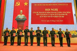 Trao quyết định nâng lương, thăng quân hàm cho 153 quân nhân chuyên nghiệp năm 2025