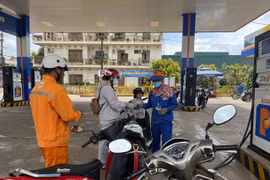 Chiều 17-4, giá xăng tiếp tục giảm hơn 350 đồng/lít