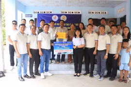 Đoàn công tác trao tiền hỗ trợ cho hộ bà Thái Thị Tiểu