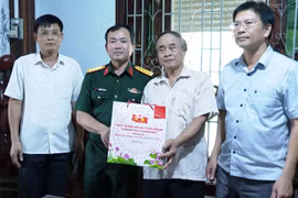 Đại tá Nguyễn Thế Vinh-Chỉ huy trưởng Bộ Chỉ huy Quân sự tỉnh thăm, tặng quà người có công