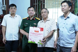 Đại tá Nguyễn Thế Vinh-Chỉ huy trưởng Bộ Chỉ huy Quân sự tỉnh thăm, tặng quà người có công
