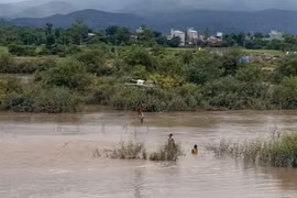 Chủ tịch UBND tỉnh Gia Lai tặng bằng khen cho người cứu 2 cháu nhỏ bằng thiết bị bay không người lái