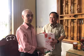 Phó Bí thư Tỉnh ủy, Trưởng đoàn Đại biểu Quốc hội tỉnh Gia Lai Châu Ngọc Tuấn thăm, tặng quà dịp 27-7