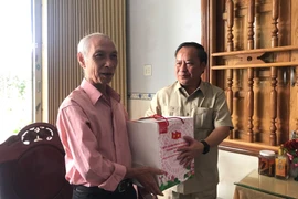 Phó Bí thư Tỉnh ủy, Trưởng đoàn Đại biểu Quốc hội tỉnh Gia Lai Châu Ngọc Tuấn thăm, tặng quà dịp 27-7