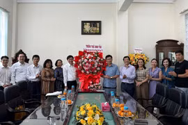 Phó Chủ tịch Thường trực HĐND tỉnh Trương Văn Đạt chúc mừng Báo Gia Lai nhân 100 năm Ngày Báo chí Cách mạng Việt Nam