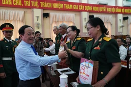 Chủ tịch UBND tỉnh Phạm Anh Tuấn tặng quà cho các Anh hùng lực lượng vũ trang nhân dân tại buổi lễ.