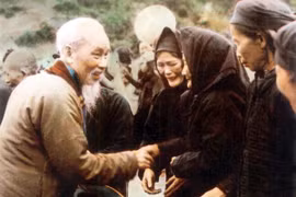 Chủ tịch Hồ Chí Minh luôn thể hiện tình cảm yêu mến, quan tâm sâu sắc cũng như sự tin tưởng dành cho người cao tuổi. Ảnh tư liệu: internet