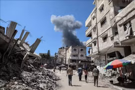 Khói bốc lên sau cuộc không kích của Israel tại dải Gaza. Ảnh: THX/TTXVN