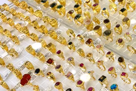 Ngày 30-6, giá vàng miếng trong nước rút ngắn khoảng cách với vàng thế giới