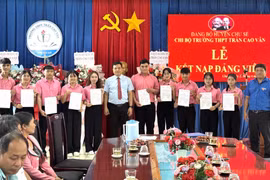 Chi bộ Trường THPT Trần Cao Vân kết nạp 10 học sinh vào Đảng
