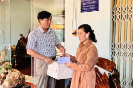 Lãnh đạo huyện Mang Yang thăm và động viên tinh thần Phó Trạm trưởng trạm Y tế xã Kon Thụp