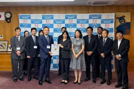 Phó Chủ tịch UBND tỉnh Gia Lai Nguyễn Thị Thanh Lịch tặng quà cho lãnh đạo TP. Izumisano.