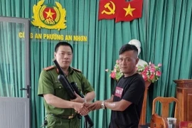Công an phường An Nhơn vận động người dân nộp súng tự chế