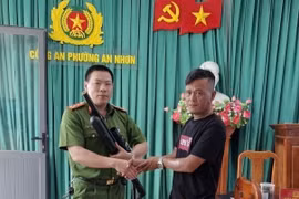 Công an phường An Nhơn vận động người dân nộp súng tự chế