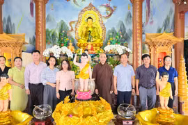 Lãnh đạo Pleiku và Chư Păh thăm, chúc mừng cơ sở Phật giáo nhân đại lễ Phật đản