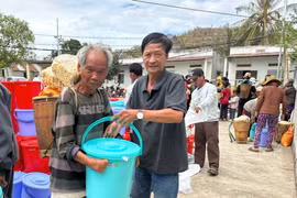 Tặng quà cho 820 người nghèo, học sinh khó khăn huyện Chư Pưh và Phú Thiện