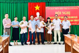 Ayun Pa trao quyết định cho 5 cán bộ, công chức nghỉ hưu trước tuổi