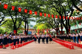 Cán bộ, giáo viên và học sinh Trường Tiểu học Lý Thường Kiệt (phường Quy Nhơn) chuẩn bị chu đáo cho chương trình khai giảng ngày mai (5-9). Ảnh: Trần Dung