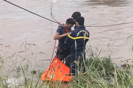 Ia Le: Giải cứu thành 2 người dân mắc kẹt giữa dòng nước lũ