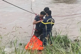 Ia Le: Giải cứu thành 2 người dân mắc kẹt giữa dòng nước lũ