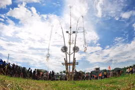 Biểu tượng vũ trụ trên cây nêu của người Bahnar