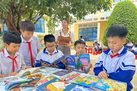 Xe Thư viện lưu động phục vụ gần 800 học sinh tại Kông Chro