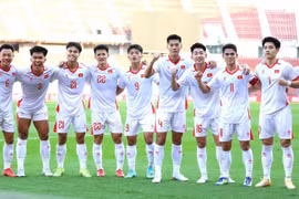 Sự cố âm thanh đã xảy ra khi hai đội U22 Việt Nam và U22 Lào thực hiện nghi thức hát quốc ca. (Ảnh: VFF)