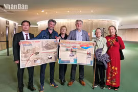 Báo Nhân Dân phát miễn phí khoảng 500.000 bản phụ san đặc biệt tuyên truyền 50 năm thống nhất đất nước 