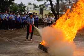 Trường THPT chuyên Hùng Vương thực tập phương án phòng cháy chữa cháy và cứu nạn, cứu hộ