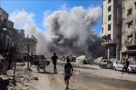 Khói bốc lên sau vụ không kích của Israel xuống thành phố Gaza, ngày 8/9/2025. Ảnh: THX/TTXVN