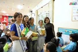 Thí sinh Hoa hậu Doanh nhân Liên Lục Địa 2025 thăm, tặng quà tại Làng trẻ SOS Pleiku