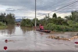 Cứu hộ người dân mắc kẹt lo lũ lên nhanh ở phường Ayun Pa