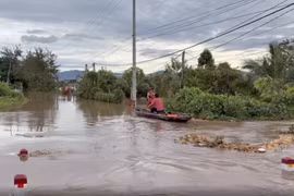 Cứu hộ người dân mắc kẹt lo lũ lên nhanh ở phường Ayun Pa