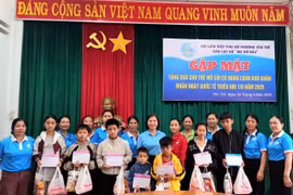 Tặng quà cho 20 trẻ mồ côi nhân dịp Quốc tế Thiếu nhi