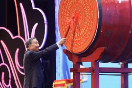 Cán bộ, giáo viên và học sinh Trường Tiểu học Lý Thường Kiệt (phường Quy Nhơn) chuẩn bị chu đáo cho chương trình khai giảng ngày mai (5-9). Ảnh: Trần Dung