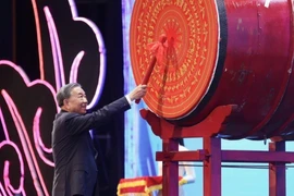 Cán bộ, giáo viên và học sinh Trường Tiểu học Lý Thường Kiệt (phường Quy Nhơn) chuẩn bị chu đáo cho chương trình khai giảng ngày mai (5-9). Ảnh: Trần Dung