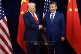 Tổng thống Mỹ Donald Trump (trái) trong cuộc gặp Chủ tịch Trung Quốc Tập Cận Bình tại Busan, Hàn Quốc ngày 30/10/2025. Ảnh: REUTERS/TTXVN