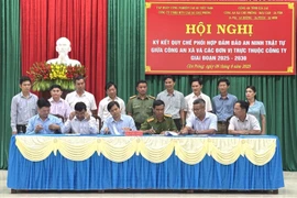 Công ty Cao su Chư Prông ký kết phối hợp đảm bảo an ninh trật tự với Công an xã
