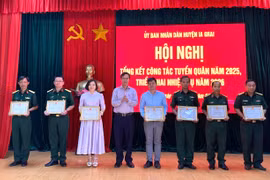 Ia Grai khen thưởng 37 tập thể, cá nhân xuất sắc trong công tác tuyển quân