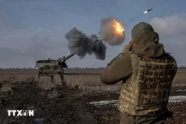 Binh sỹ Ukraine bắn lựu pháo bọc thép 2000 trong cuộc xung đột với Nga gần Bahmut, vùng Donetsk. Ảnh: Reuters/TTXVN