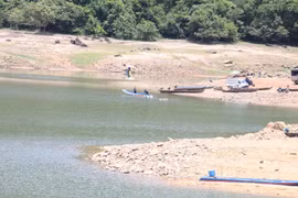 Người dân làng Canh Tiến chủ yếu di chuyển bằng ghe, xuồng qua hồ Núi Một để ra xã An Nhơn Tây