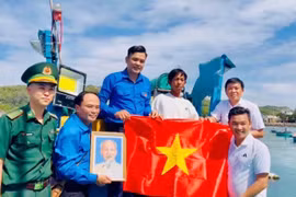 Thăm, tặng quà một số hộ dân vươn khơi bám biển