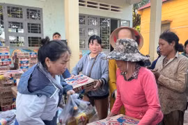 Tặng 700 suất quà cho người nghèo, khó khăn huyện Chư Sê