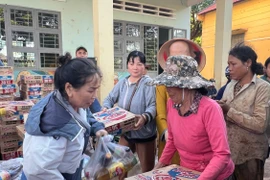 Tặng 700 suất quà cho người nghèo, khó khăn huyện Chư Sê